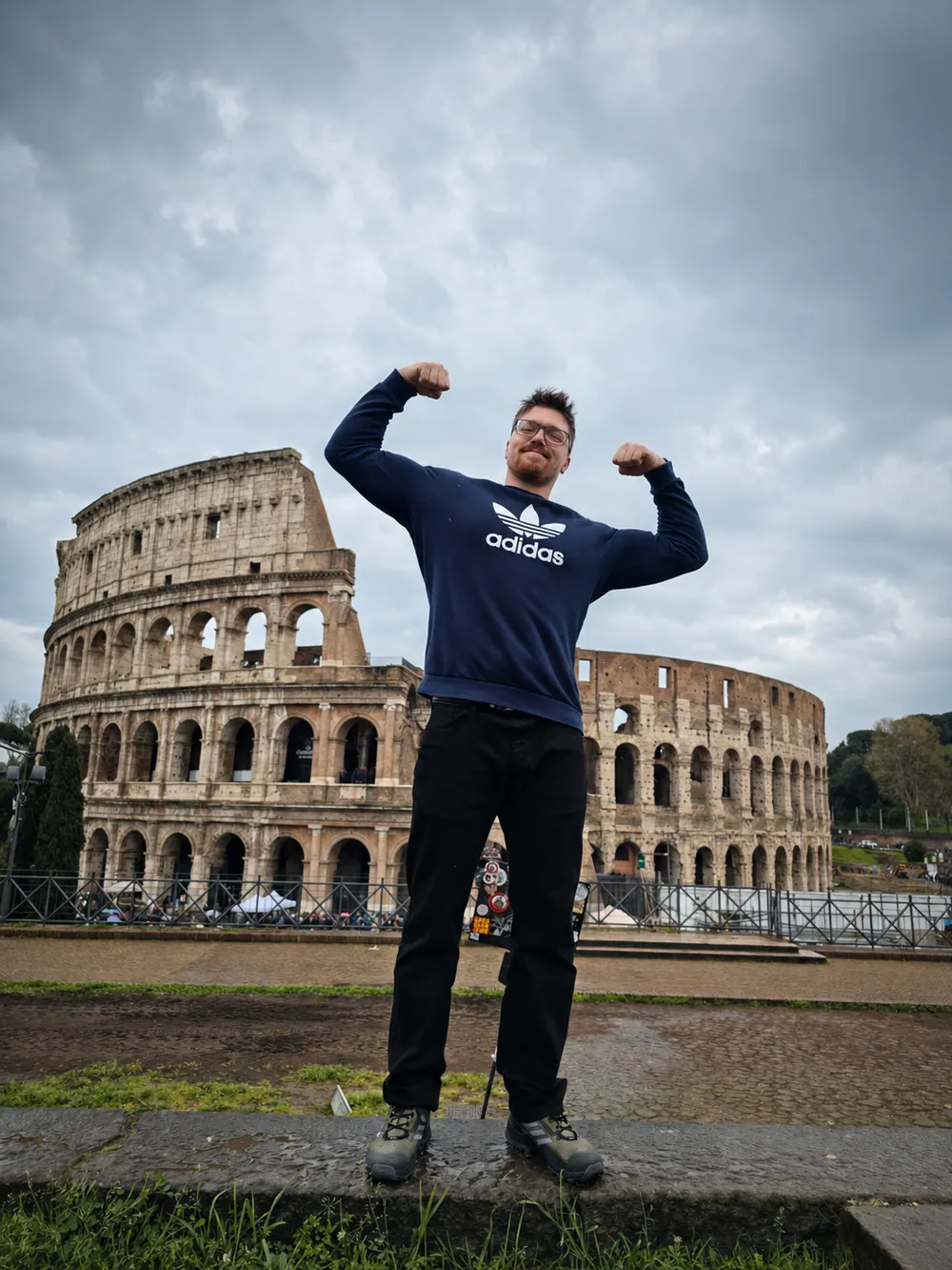 Jakub Brázda před Koloseem v Římě